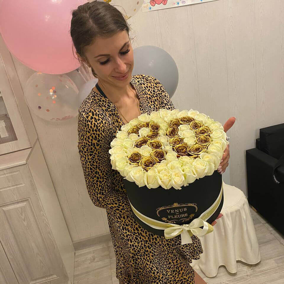 65 белых роз с золотой датой