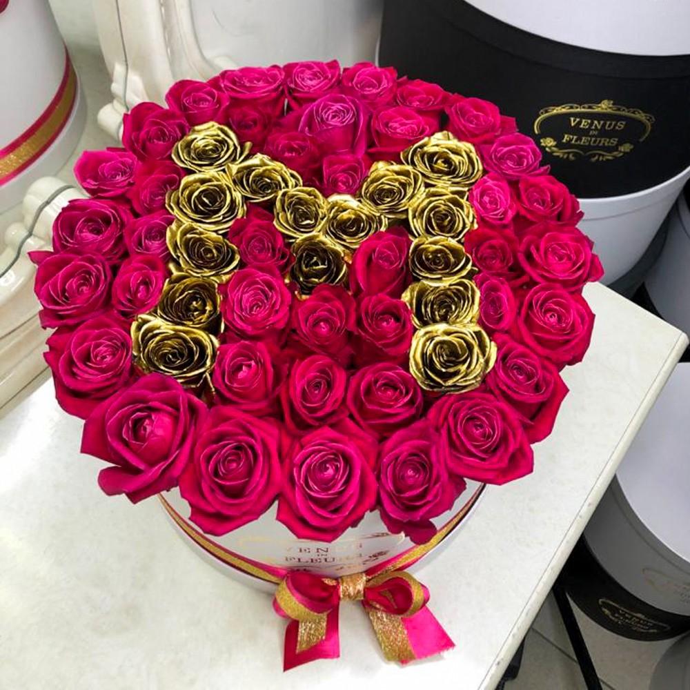 55 малиновых роз с золотой буквой