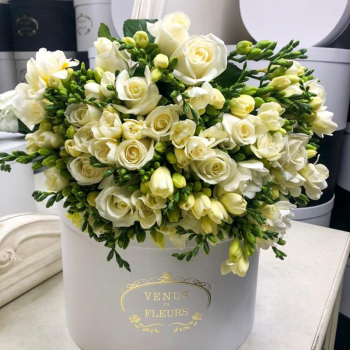 Фрезии с белыми розами - 61 шт. Фрезии с белыми розами - 61 шт.