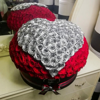 Красные розы с сердцем от 101 шт.