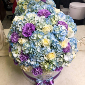 Розы с гортензией в коробке от 41 шт. Розы с гортензией в коробке от 41 шт.