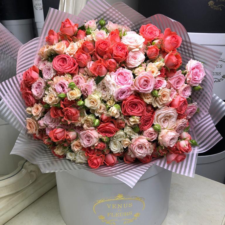 55 кустовых роз в букете