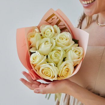 11 белых роз в букете