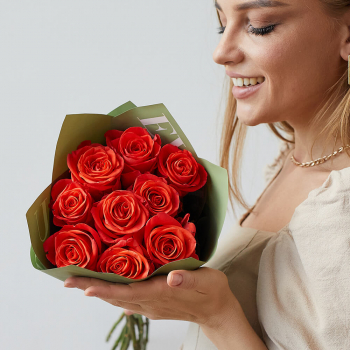 11 коралловых роз в букете