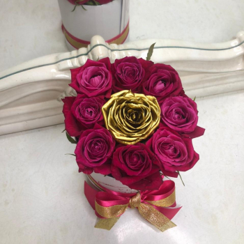 11 малиновых роз в коробке