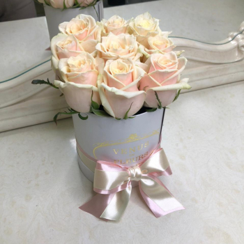 11 кремовых роз в коробке