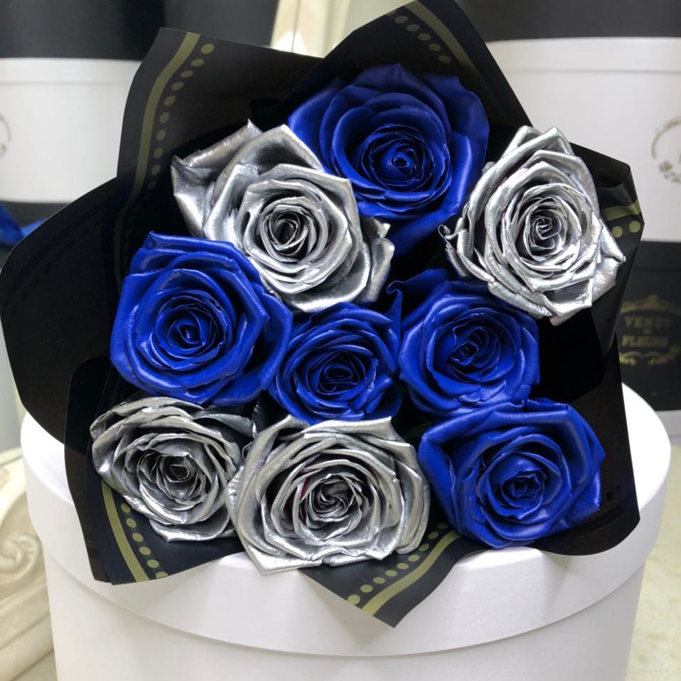 11 сине-серебряных роз в букете