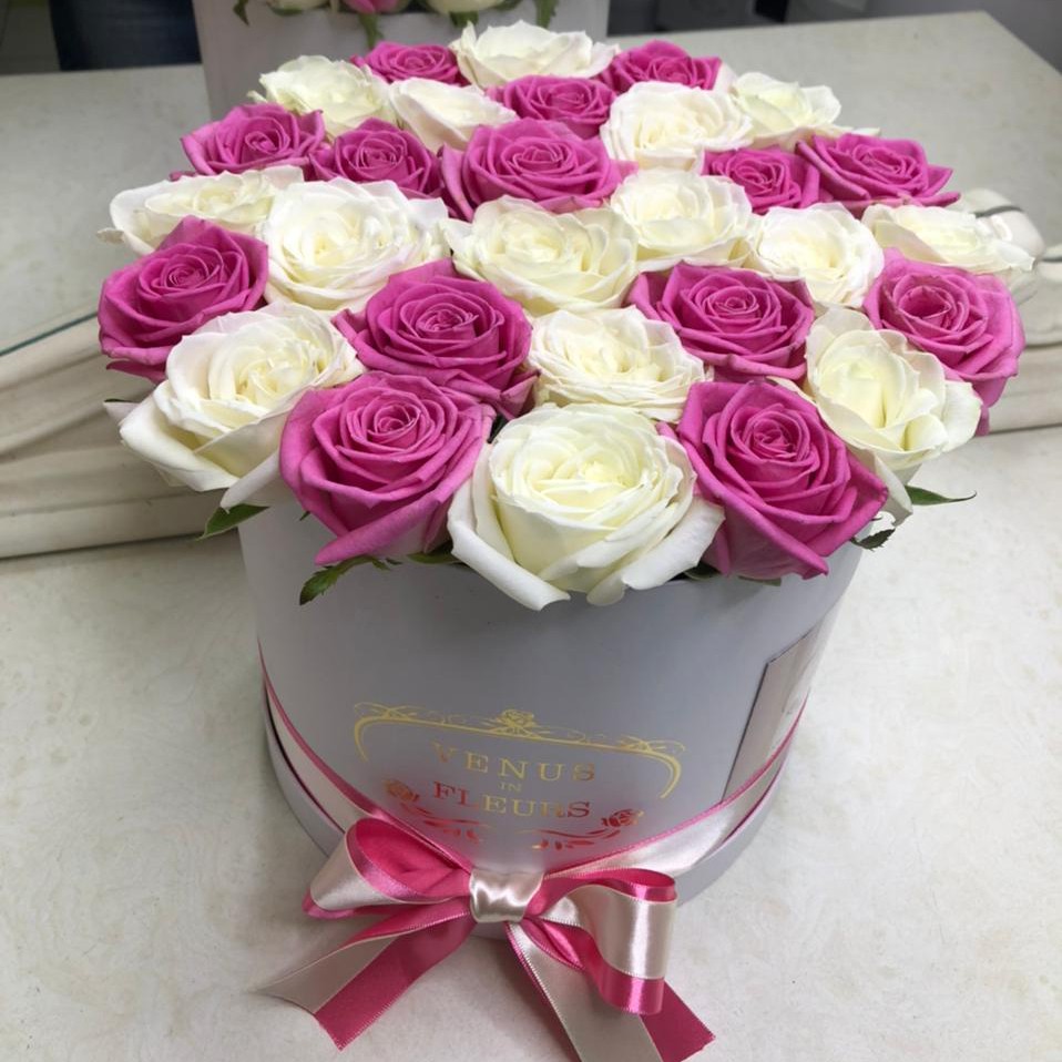 15 бело-розовых роз в коробке