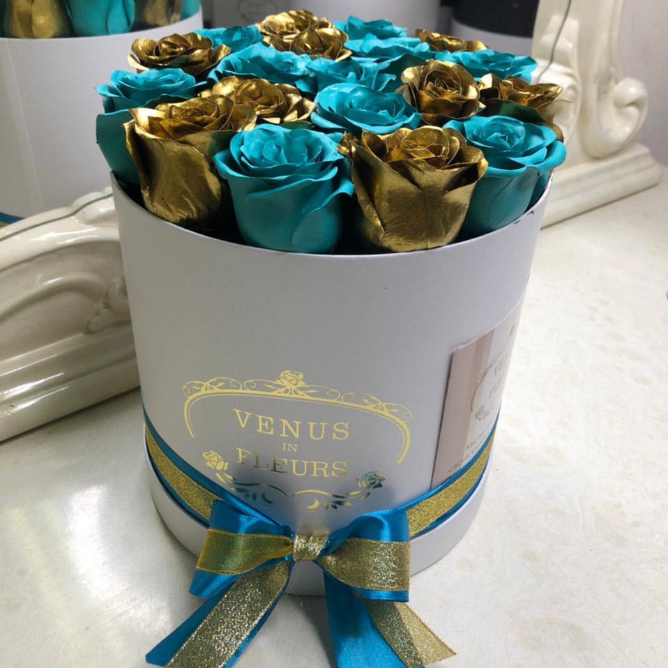 15 бирюзово-золотых роз в коробке