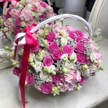 Гортензии с розами в корзине от 51 шт.