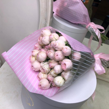 15 белых пионовидных роз в букете