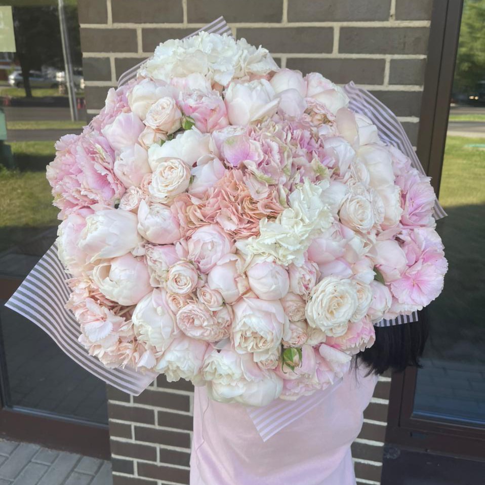 Пионы с гортензиями в букете от 29 шт.