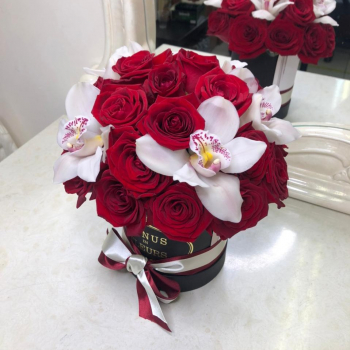 25 красных роз с орхидеей - шаром