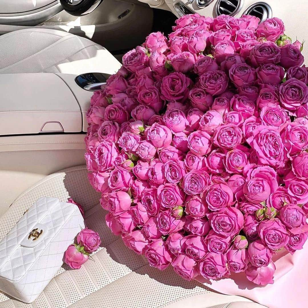 65 розовых пионовидных роз