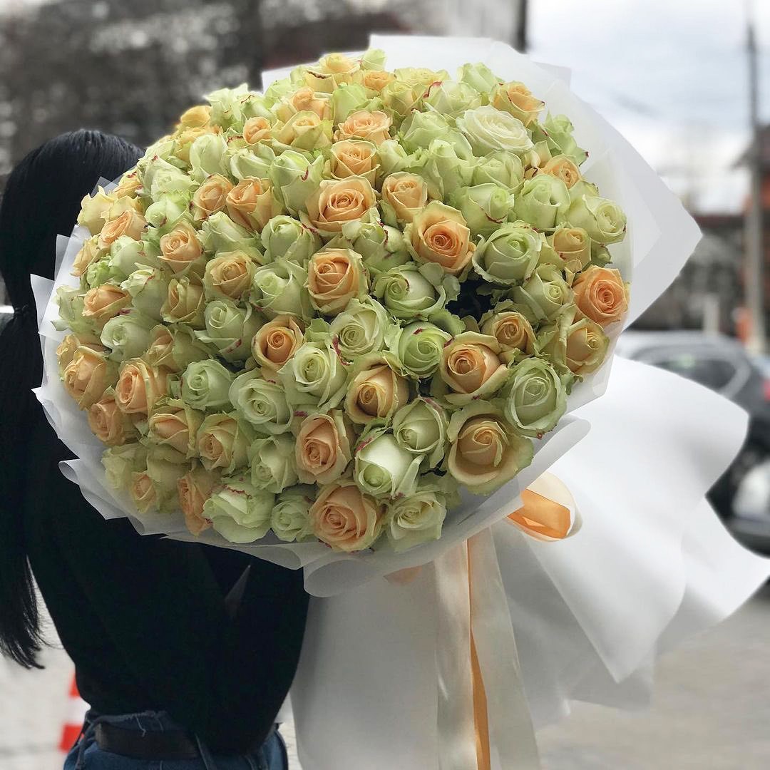 Бело-персиковый букет из 101 розы