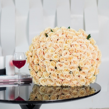 101 кремовая роза в букете