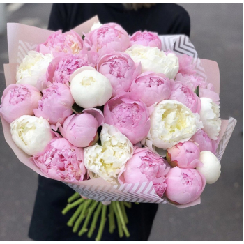 25 бело-розовых пионов в букете