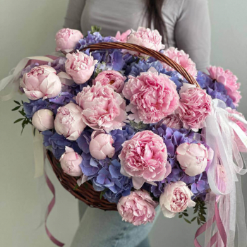 Гортензии с пионами в корзине - 25 шт.