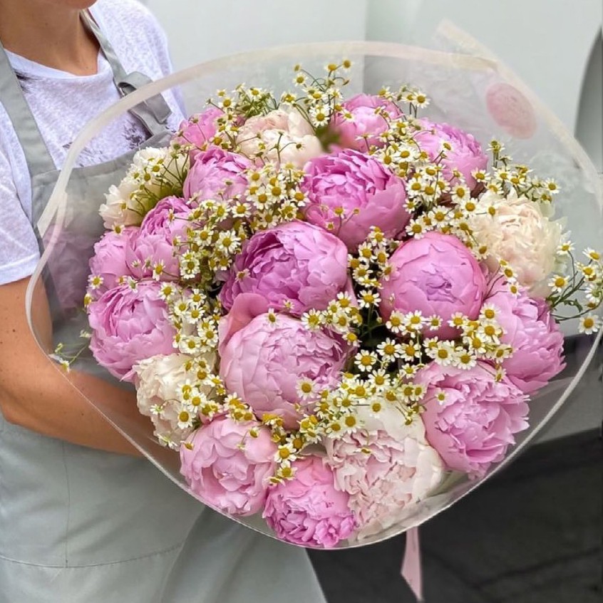 Розовые пионы с ромашками - 35 шт.