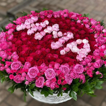 Корзина с именем из пионов - 151 шт.