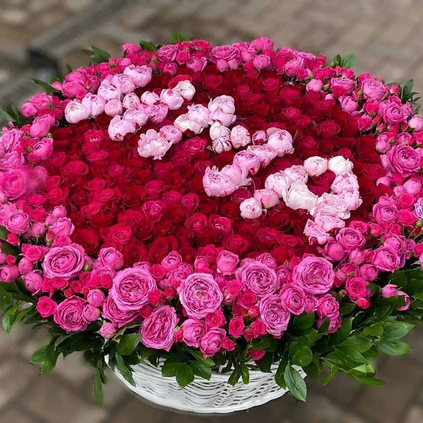 Корзина с именем из пионов - 151 шт.