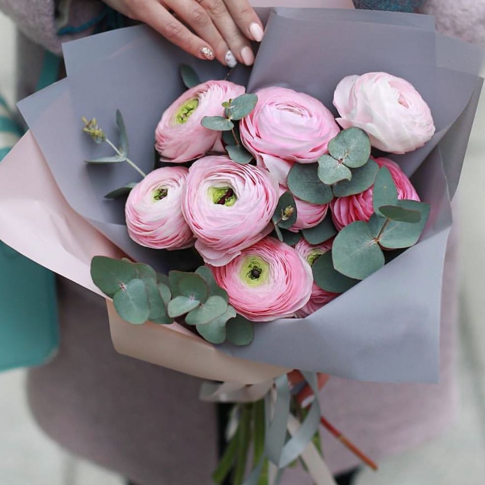 9 розовых ранункулюсов в букете