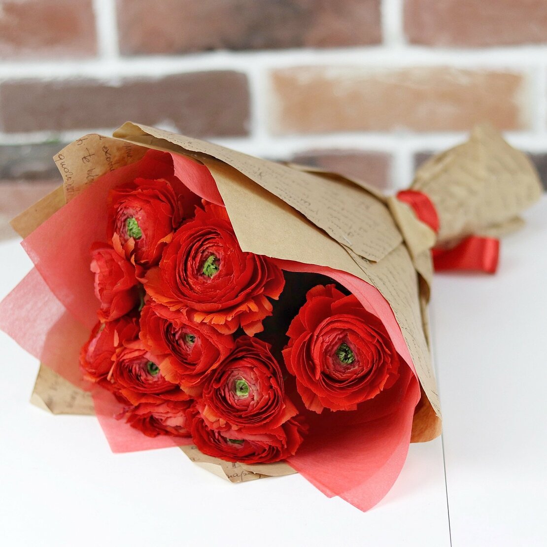9 красных ранункулюсов в букете