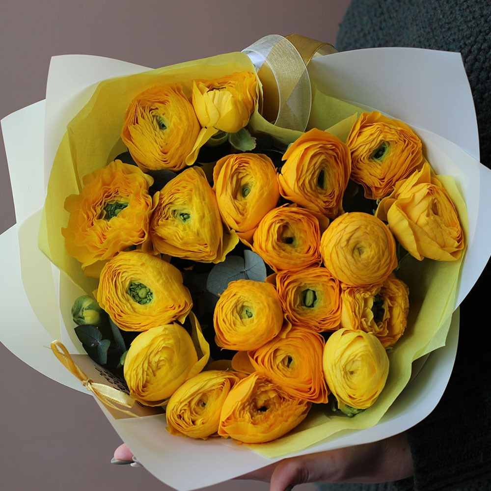 19 желтых ранункулюсов в букете