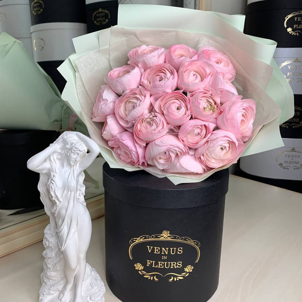 19 розовых ранункулюсов в букете