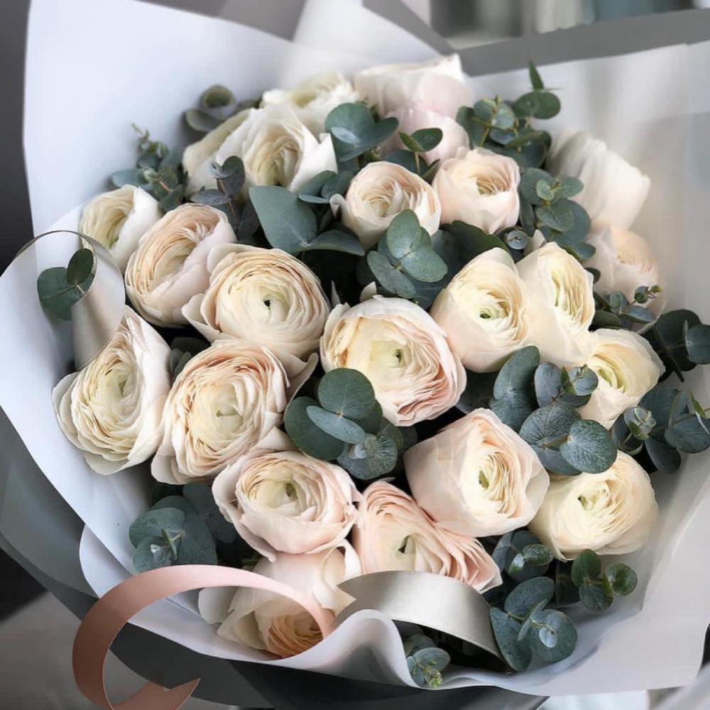 29 белых ранункулюсов в букете