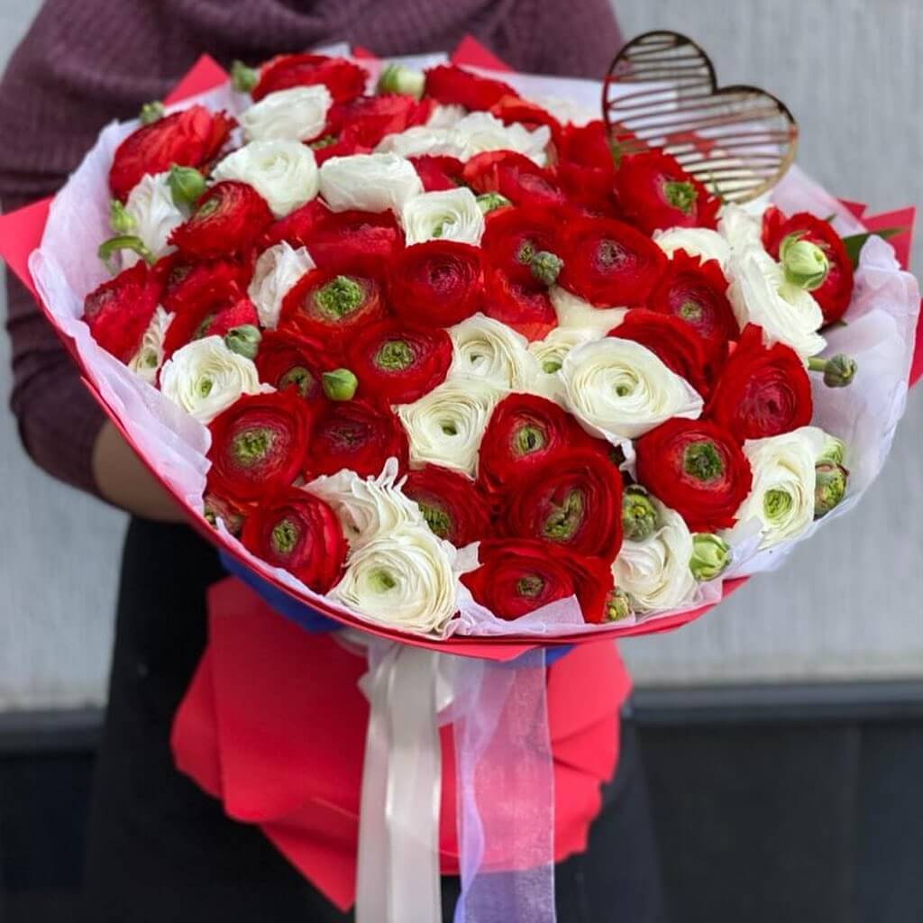 51 красно-белый ранункулюс в букете