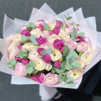 51 нежно-розовый ранункулюс в букете 51 нежно-розовый ранункулюс в букете