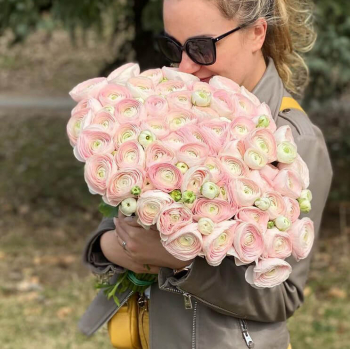 51 розовый ранункулюс в букете