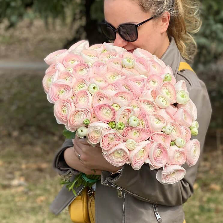 51 розовый ранункулюс в букете