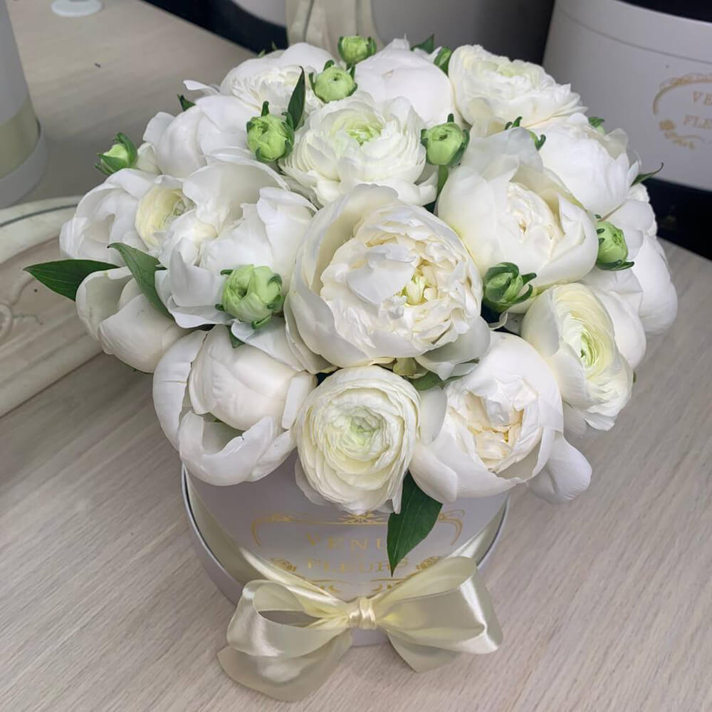 Микс из пионов и ранункулюсов - 19 шт.