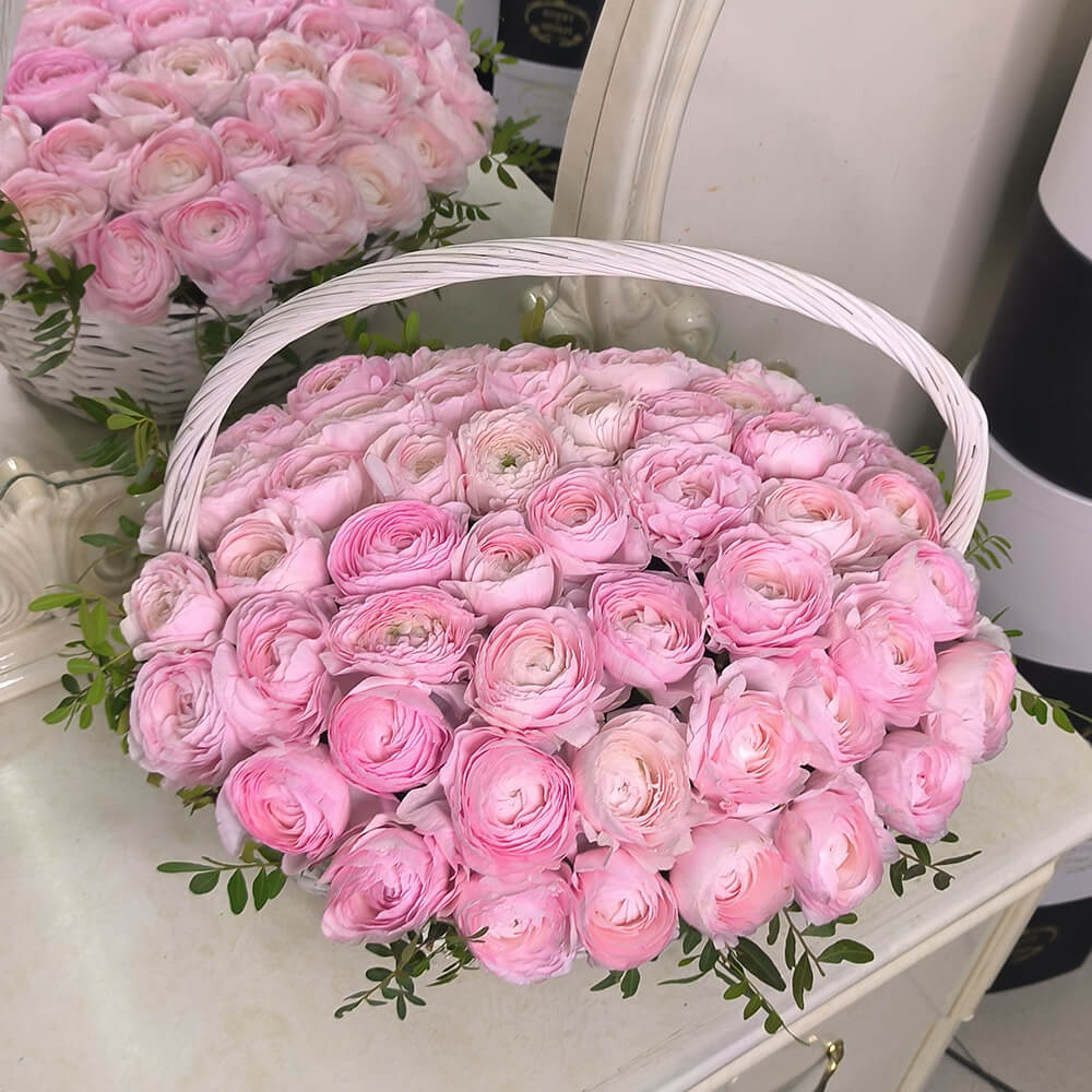 Корзина из ранункулюсов от 29 шт.