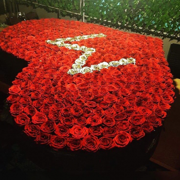 1001 роза - сердце с буквой