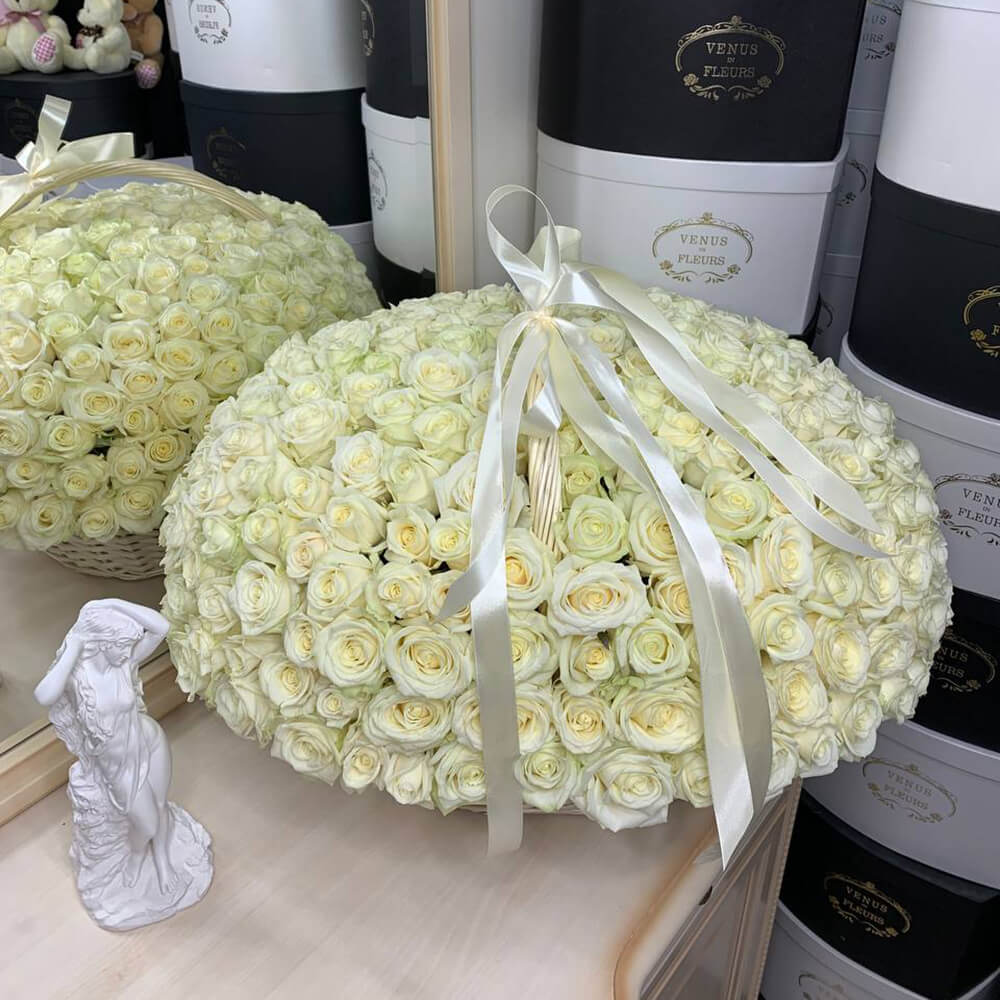 251 белая роза в корзине