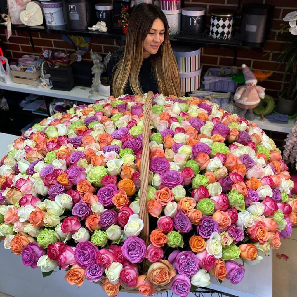 501 разноцветная роза в корзине