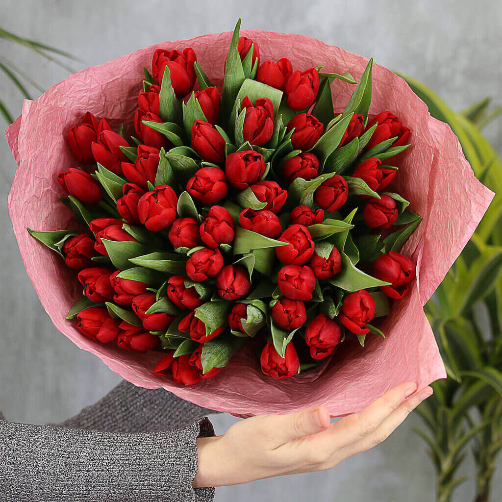 51 красный тюльпан в букете