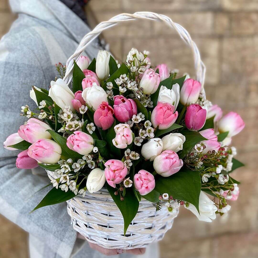 101 тюльпан в корзине