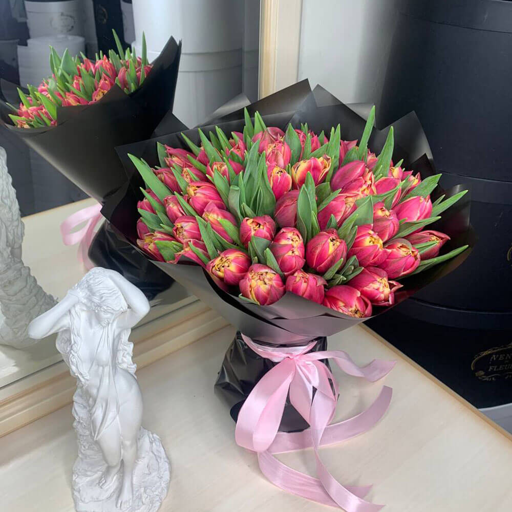 51 коралловый тюльпан в букете