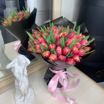 51 коралловый тюльпан в букете