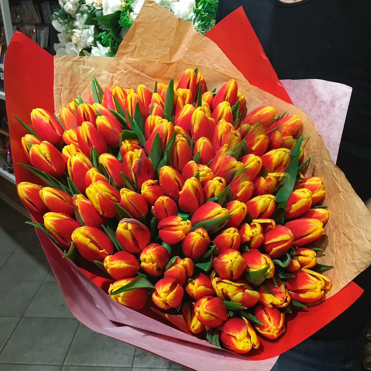 101 красно-желтый тюльпан в букете