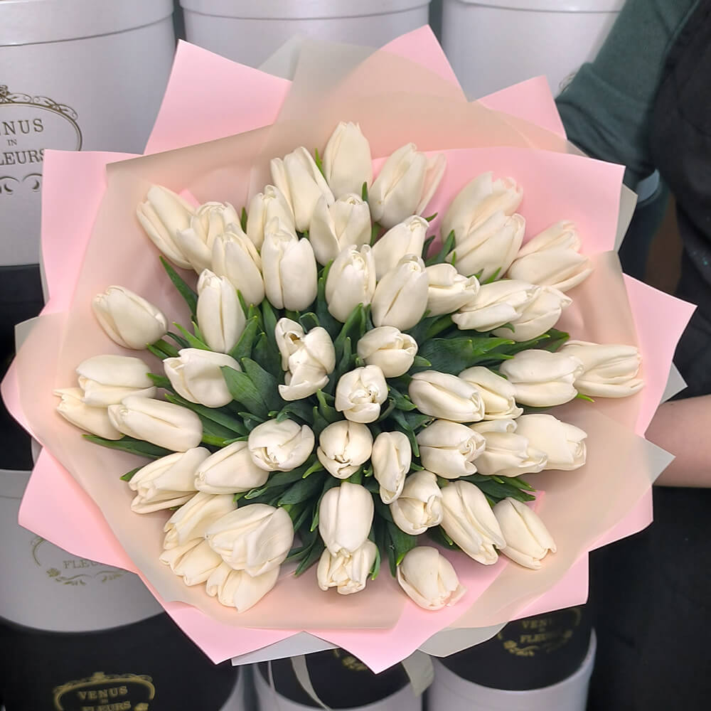 51 белый тюльпан в букете на День Студента
