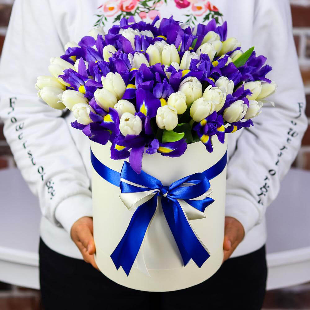 Ирисы с белыми тюльпанами от 101 шт.