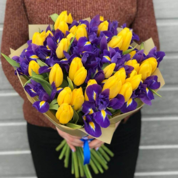 51 желтый тюльпан с ирисами в букете