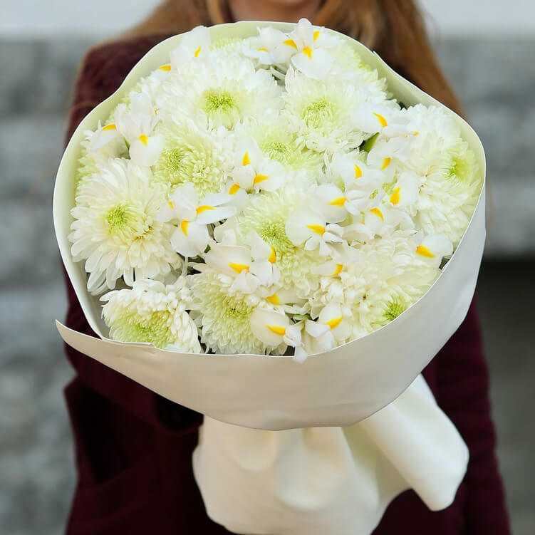 Хризантемы с ирисами в букете - 35 шт.