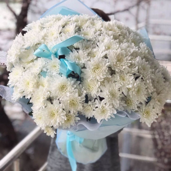 81 белая кустовая хризантема в букете