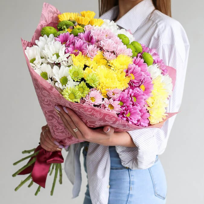 Букет из 19 кустовых разноцветных хризантем